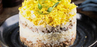 Салат Мимоза с сыром и консервами классический